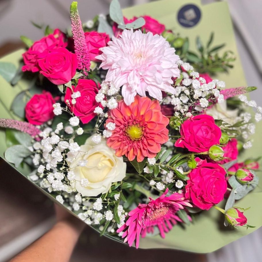 Geburtstagsstrauß vom Floristen in Steinhagen Ein üppiger Blumenstrauß mit Pfirsich- und weißen Rosen, Eukalyptus und zarten Akzenten.