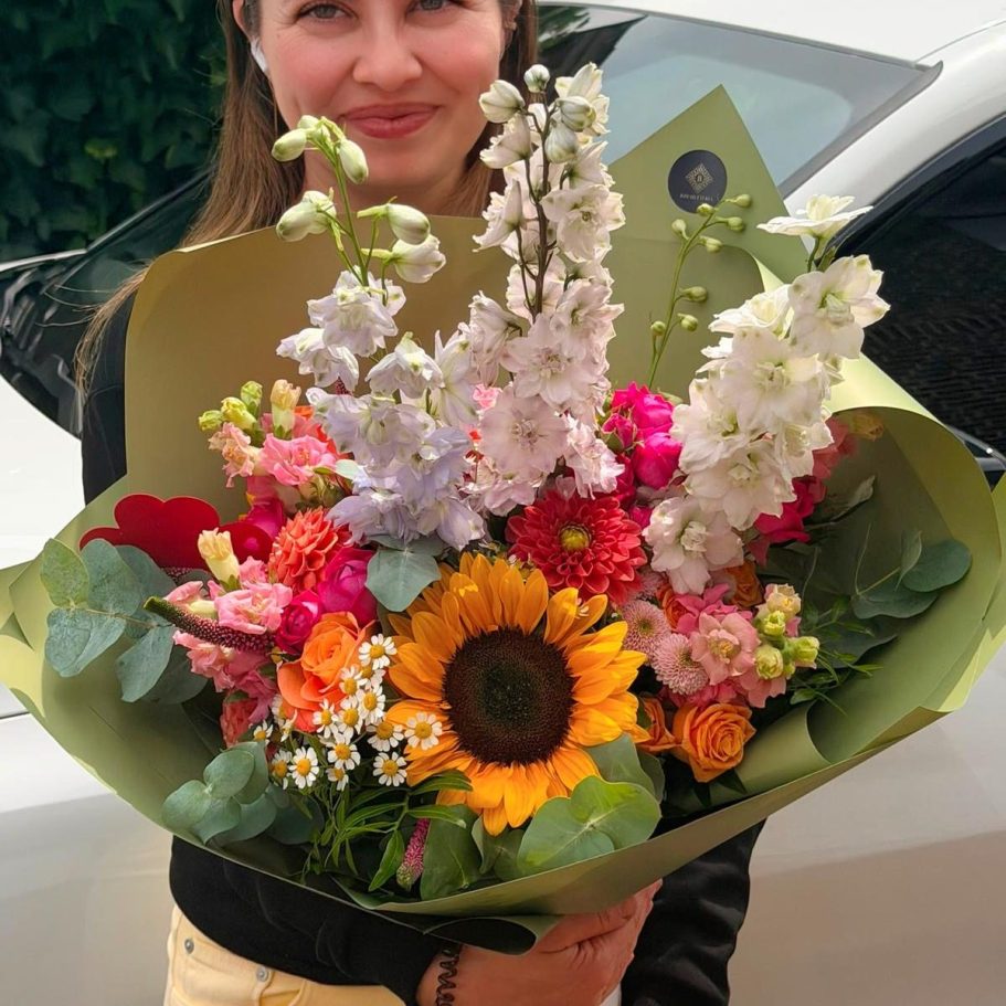 Geburtstagsstrauß vom Floristen in Steinhagen Ein üppiger Blumenstrauß mit Pfirsich- und weißen Rosen, Eukalyptus und zarten Akzenten.