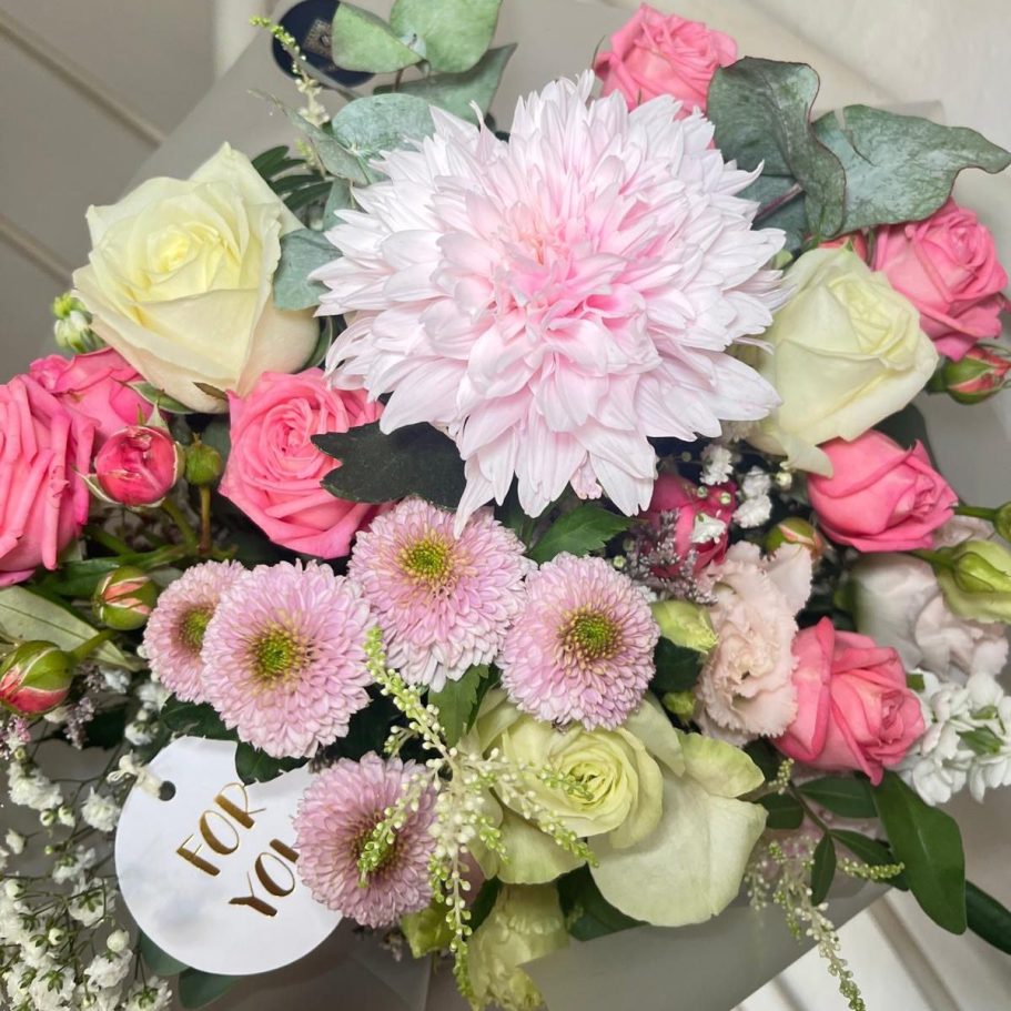 Blumen kaufen in der Nähe. liefern lassen in Steinhagen Bunter Blumenstrauß mit Pfingstrosen, Hortensien und Weißdorn, gebunden mit einer Schleife.