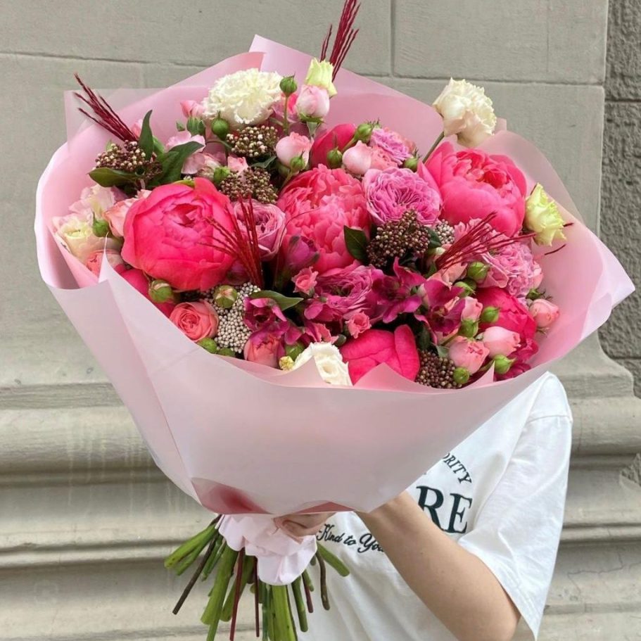 Vom Floristen Blumenlieferung Boqueteria Bunte Bouquet mit Pfingstrosen, Rosen und Eukalyptus, gebunden mit einem satinfarbenen Band.