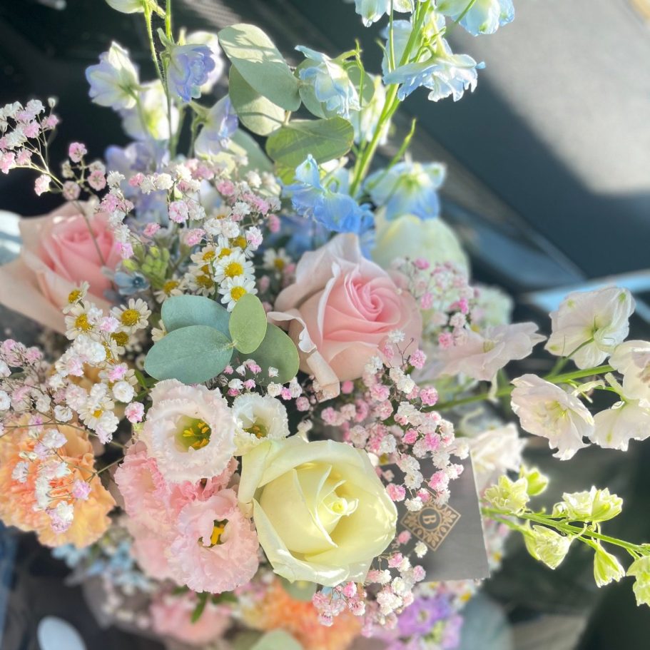 Blumen kaufen in der Nähe. liefern lassen in Steinhagen Bunter Blumenstrauß mit Pfingstrosen, Hortensien und Weißdorn, gebunden mit einer Schleife.