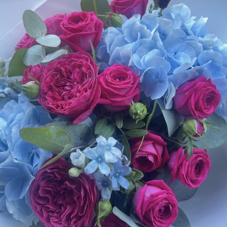 Geburtstagsstrauß vom Floristen in Steinhagen Ein üppiger Blumenstrauß mit Pfirsich- und weißen Rosen, Eukalyptus und zarten Akzenten.