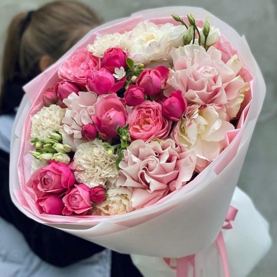 Blumen kaufen in der Nähe. liefern lassen in Steinhagen Bunter Blumenstrauß mit Pfingstrosen, Hortensien und Weißdorn, gebunden mit einer Schleife.