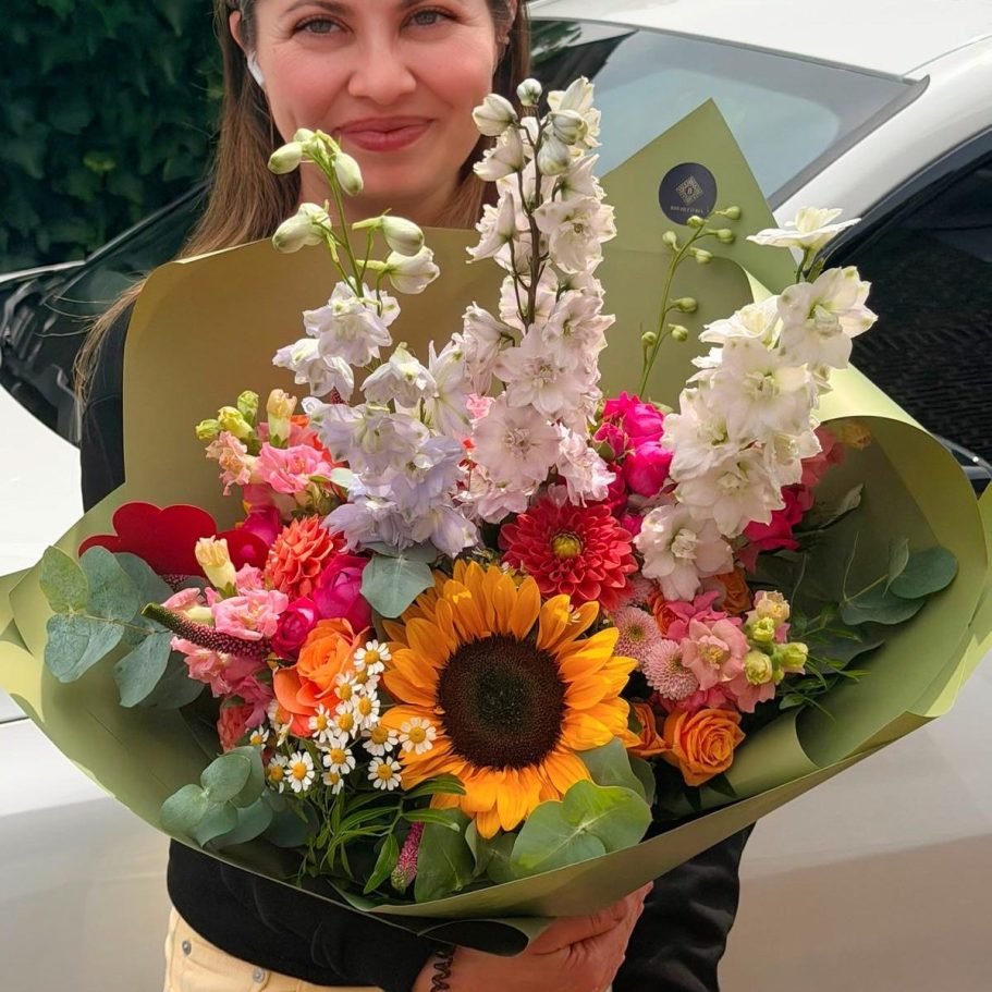 Bunte Blumenstrauß mit Pfingstrosen in Rosa und Weiß, umgeben von Eukalyptus.