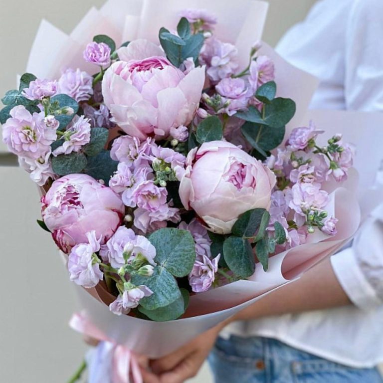 Bunte Blumenstrauß mit Sonnenblumen, Lilien und verschiedenen Gräsern, gewidmet zum 10. Jubiläum.