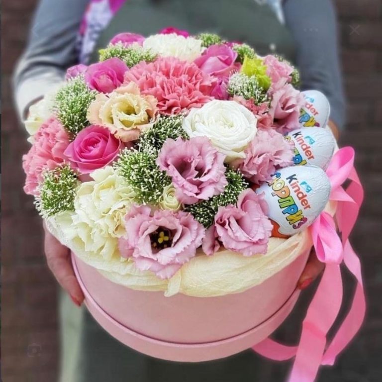 Bunte Blumenstrauß mit Karte „30. Geburtstag“ in Rosa- und Lilatönen.