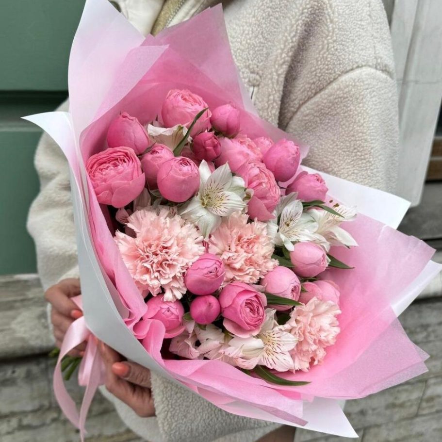 Bunte Blumenstrauß mit Pfingstrosen in Rosa und Weiß, umgeben von Eukalyptus.