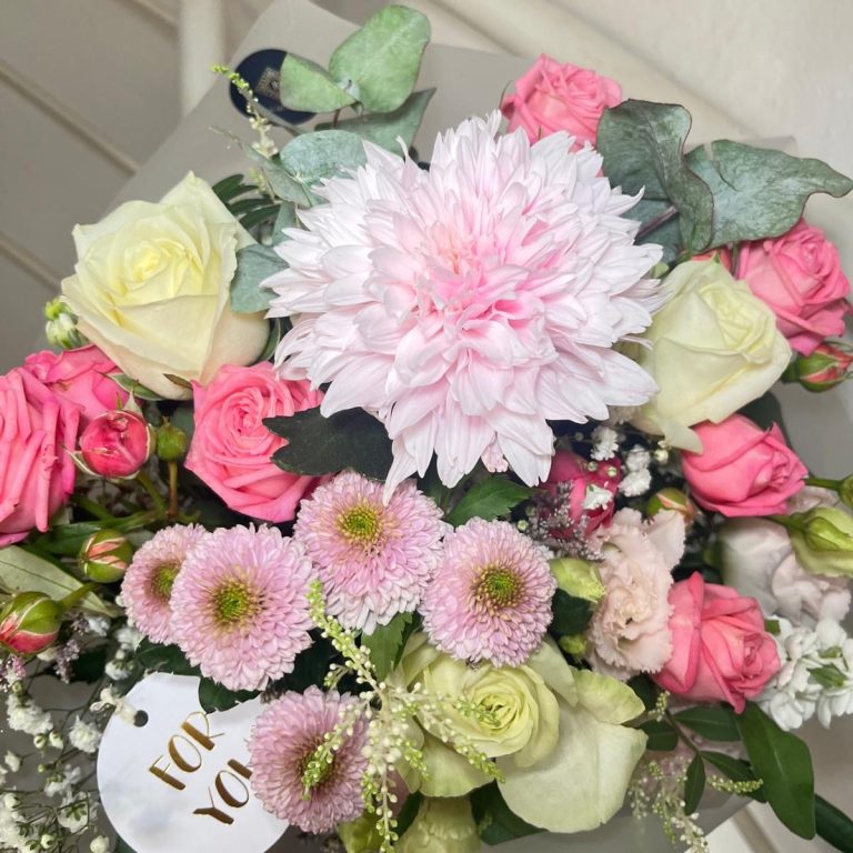 Bunte Blumenstrauß mit Pfingstrosen in Rosa und Weiß, umgeben von Eukalyptus.
