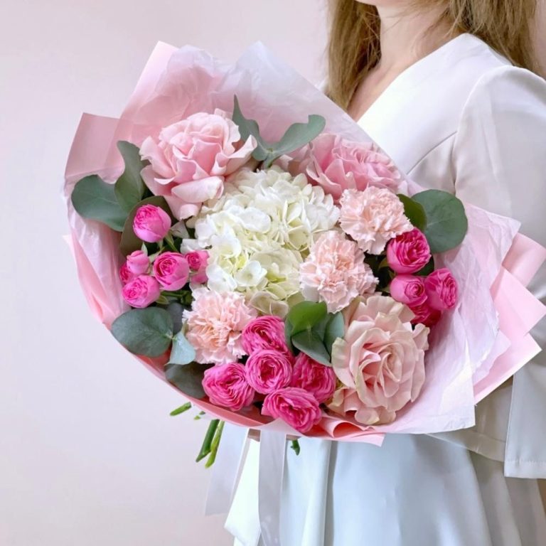 Bunter Blumenstrauß mit Rosen, Eukalyptus und zarten Akzenten in Pastellfarben.