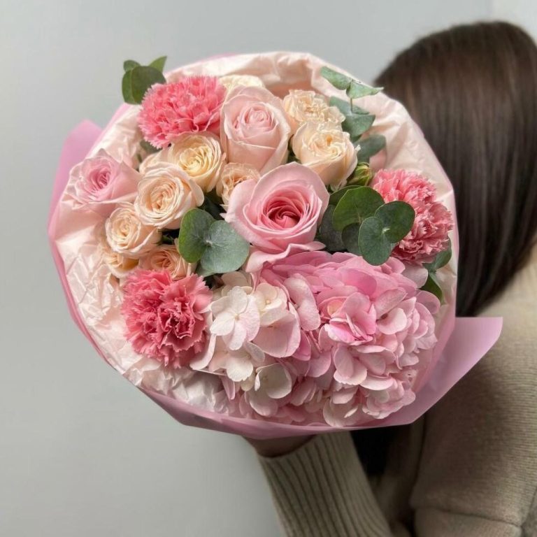 Bunte Blumenstrauß mit Pfingstrosen in Rosa und Weiß, umgeben von Eukalyptus.